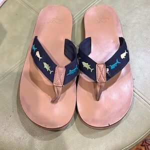 Vineyard vines, men’s size 12 flip-flops with embroidered fish detail